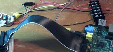 一名男子自己做了一個小型電玩機台