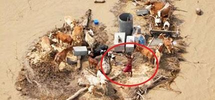 年輕人被洪水困住