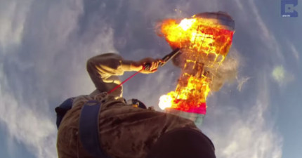 男子把降落傘燒掉